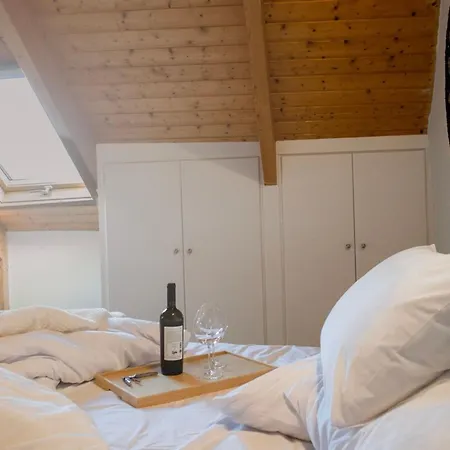 Rokani Sofita I At Center